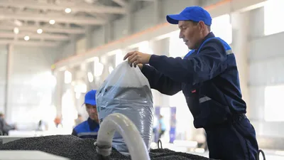 Завод, производство, люди на производстве, рабочий, рабочие, цех, работник, работники, фото - Новости Zakon.kz от 01.10.2025 09:13