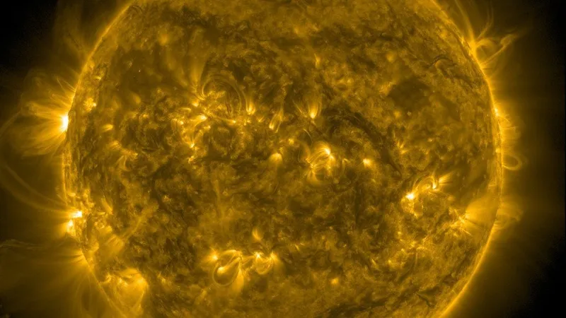 Земля – в зоне действия гигантской дыры на Солнце: чем это опасно