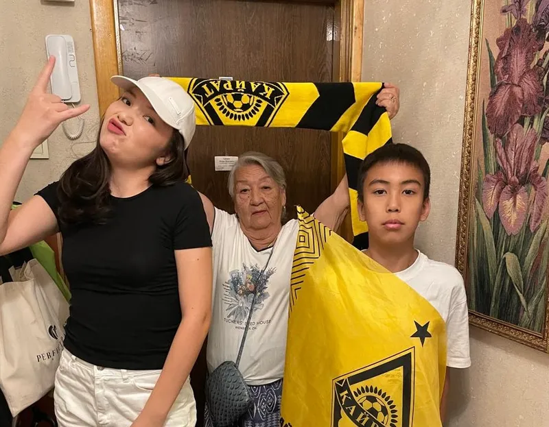 "Алга, Казахстан": история самой преданной бабушки-болельщицы "Кайрата"