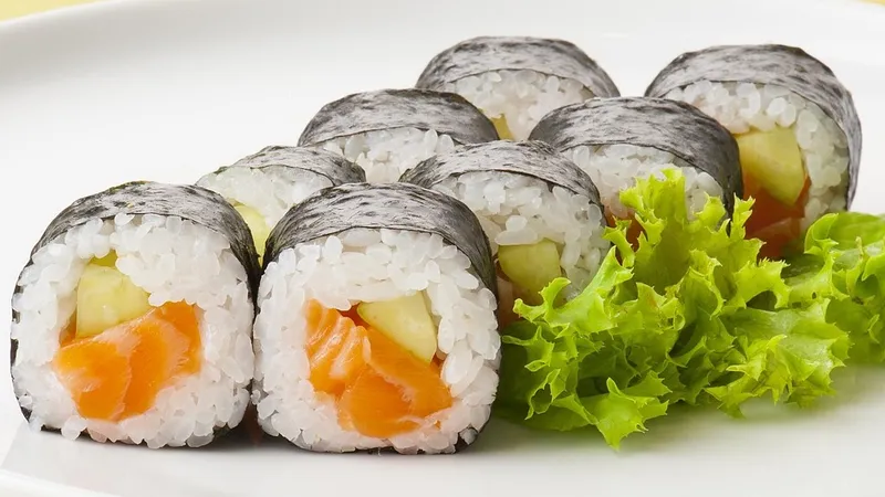 8 актюбинцев попали в инфекционную больницу после заказа еды на дом