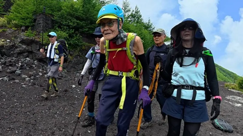 102-летний японец три дня поднимался на вершину Фудзиямы и вошел в Книгу рекордов Гиннесса