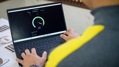 мужчина, ноутбук, измерение скорости интернета, фото - Новости Zakon.kz от 22.08.2025 10:00