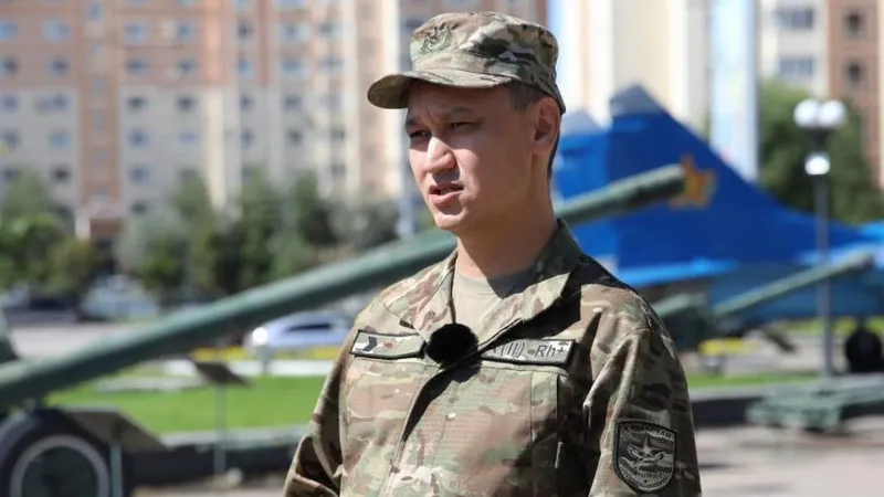 В Астане военный музыкант спас девушку от трагедии