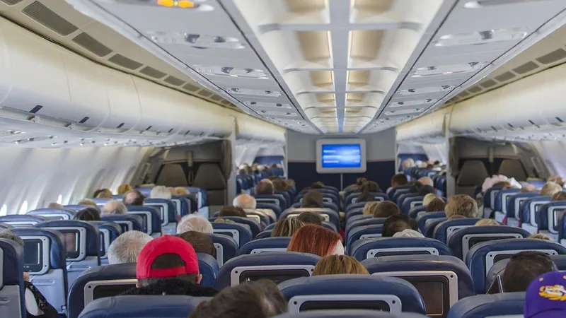 Выключать телефоны во время взлета и посадки самолетов обязали в Нигерии