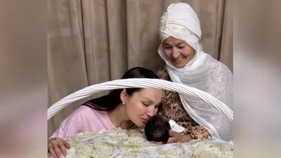 казахстанская актриса театра и кино, телеведущая Жулдыз Абдукаримова с мамой и малышом, фото - Новости Zakon.kz от 21.08.2025 11:58