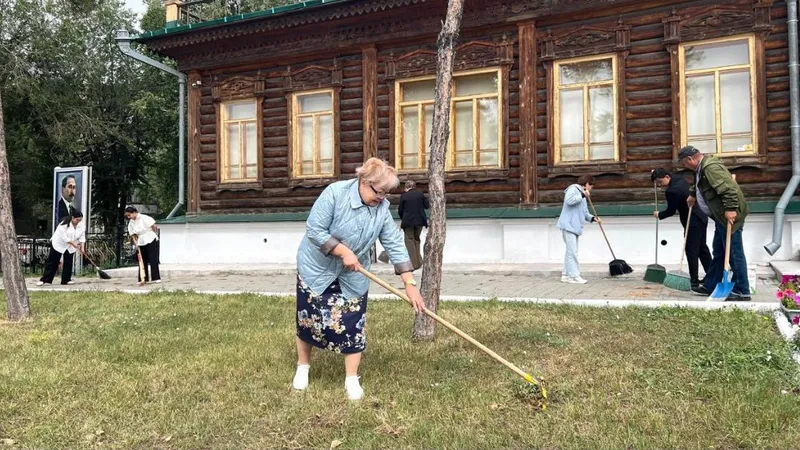 Сотрудники Музея Сакена Сейфуллина поддержали акцию "Таза Қазақстан" и провели генеральную уборку