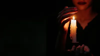 Свеча, ритуал, девушка, фото - Новости Zakon.kz от 22.08.2025 08:15