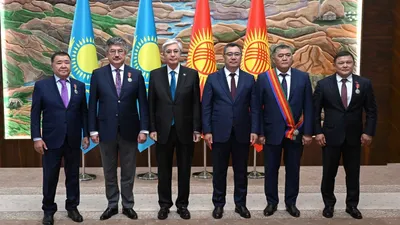 Касым-Жомарт Токаев вручил ордена государственным и общественным деятелям Кыргызстана, фото - Новости Zakon.kz от 22.08.2025 15:28