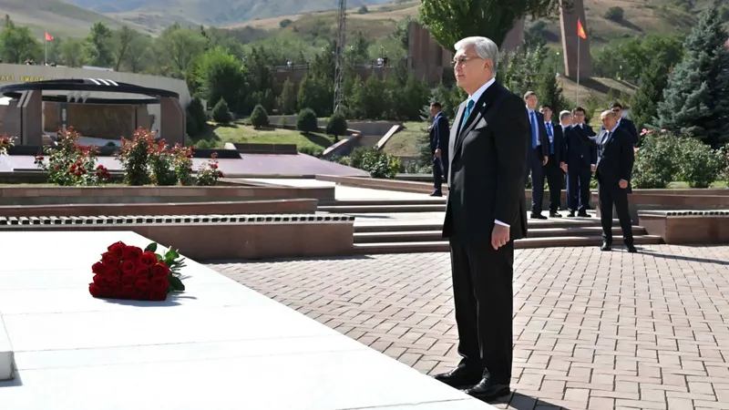 Токаев почтил память выдающегося кыргызского писателя Чингиза Айтматова