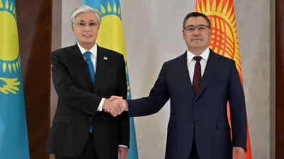 президент РК Касым-Жомарт Токаев, президент КР Садыр Жапаров, фото - Новости Zakon.kz от 22.08.2025 11:58