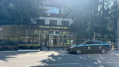полицейское авто около здания суда, фото - Новости Zakon.kz от 22.08.2025 12:47