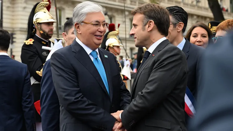 Токаев поговорил по телефону с президентом Франции