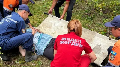 помощь спасателей, фото - Новости Zakon.kz от 23.08.2025 22:41