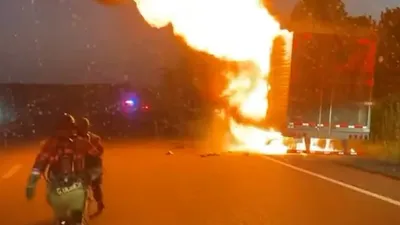 В США сгорел грузовик со стейками, фото - Новости Zakon.kz от 23.08.2025 07:17