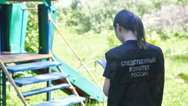 Ребенок погиб, качаясь на самодельных качелях в России