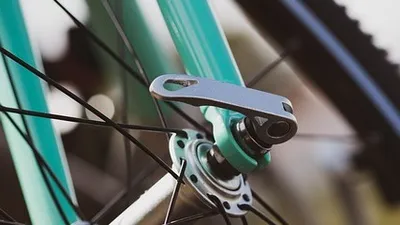 велосипедист погиб из-за травм в массовом завале на этапе многодневной гонки, фото - Новости Zakon.kz от 24.08.2025 18:12