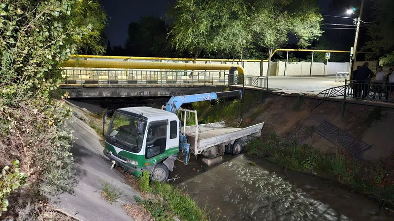 Манипулятор на скорости вылетел с дороги и упал в горную речку в Алматы