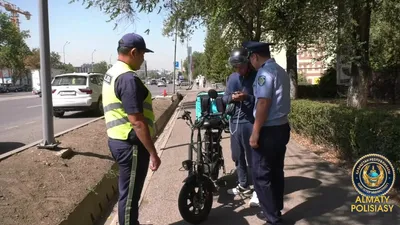 полиция Алматы проверяет документы у доставщика, фото - Новости Zakon.kz от 25.08.2025 10:23