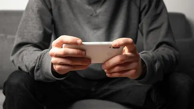 мужчина смотрит в телефон, фото - Новости Zakon.kz от 25.08.2025 10:58