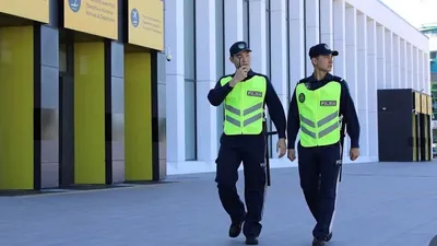 полицейские патрулируют здание аэропорта, фото - Новости Zakon.kz от 25.08.2025 16:38