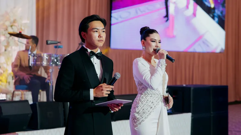 Той без границ: казахстанский тамада объединяет гостей мира на трех языках