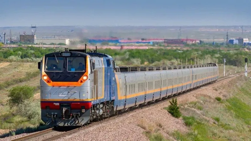 Пассажирский поезд Жезказган – Астана столкнулся с грузовым вагоном