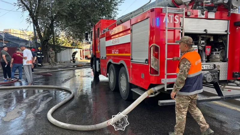На Сайране открытым пламенем горит жилой дом