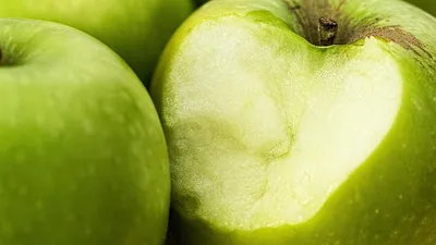 Пенсионер из Конаева проглотил яблоко и чуть не лишился жизни, фото - Новости Zakon.kz от 25.08.2025 17:24