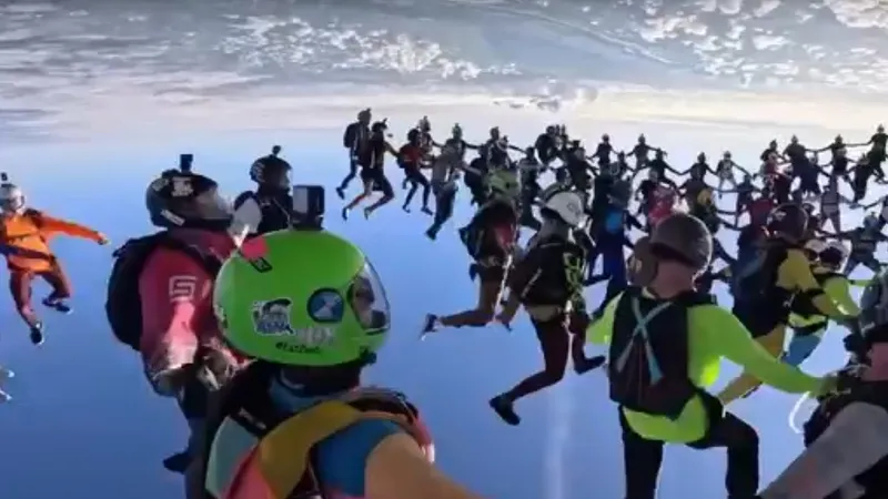 Сотни парашютистов одним прыжком установили мировой рекорд