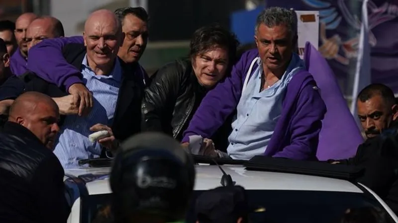 Кортеж президента Аргентины забросали камнями во время предвыборной кампании