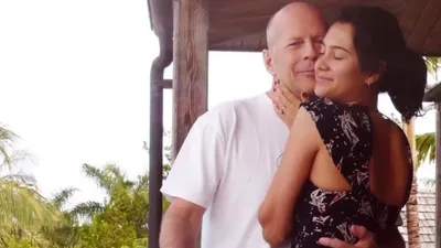 американский актер Брюсс Уиллис с женой, фото - Новости Zakon.kz от 27.08.2025 11:04