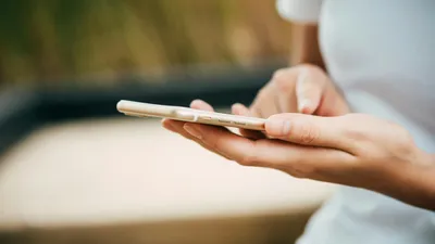 телефон в руке, фото - Новости Zakon.kz от 27.08.2025 09:28