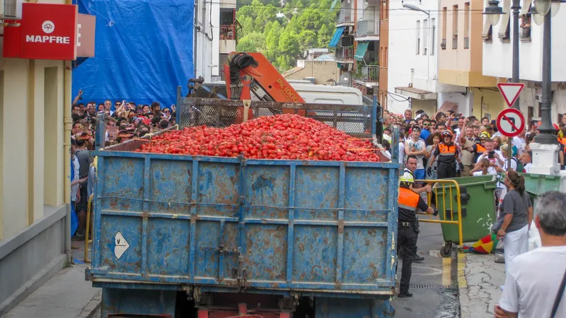 Испанцы закидали друг друга помидорами: потратили 120 тонн томатов