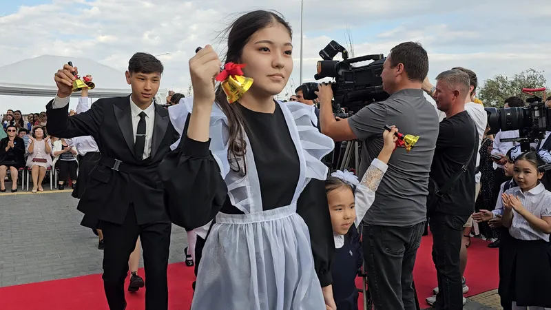 Школьники, ученики, школа, 1 сентября, первое сентября, школьная линейка, День знаний, первый звонок, фото - Новости Zakon.kz от 21.05.2026 13:09