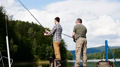 мужчины с удочками, фото - Новости Zakon.kz от 28.08.2025 14:28