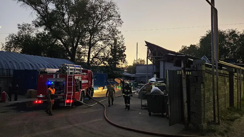 Пожарные Алматы не дали огню разгореться в рекламном агентстве