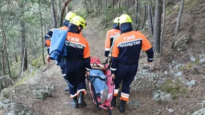 Спасатели, горы, носилки, фото - Новости Zakon.kz от 28.08.2025 21:44