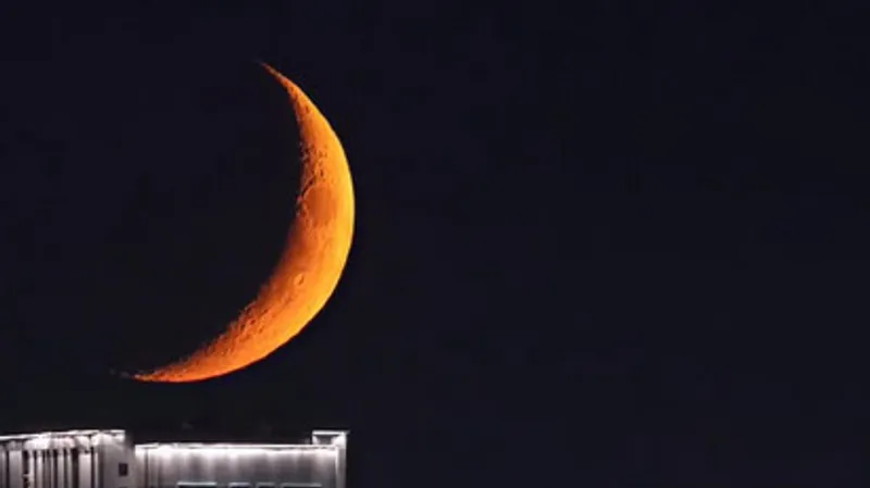 Движение молодой луны в Астане запечатлел популярный фотограф