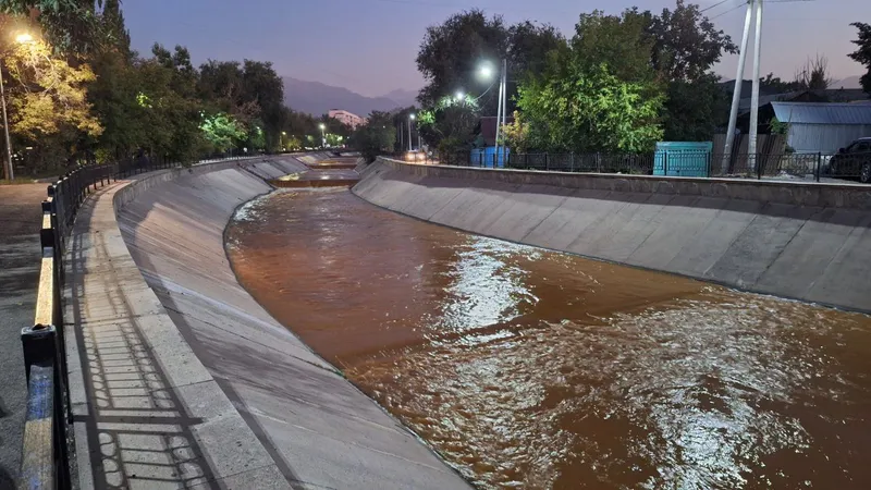 Цвет реки Есентай обеспокоил жителей Алматы