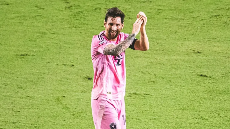 Месси своим дублем "вытащил" родную команду в финал Кубка Лиг