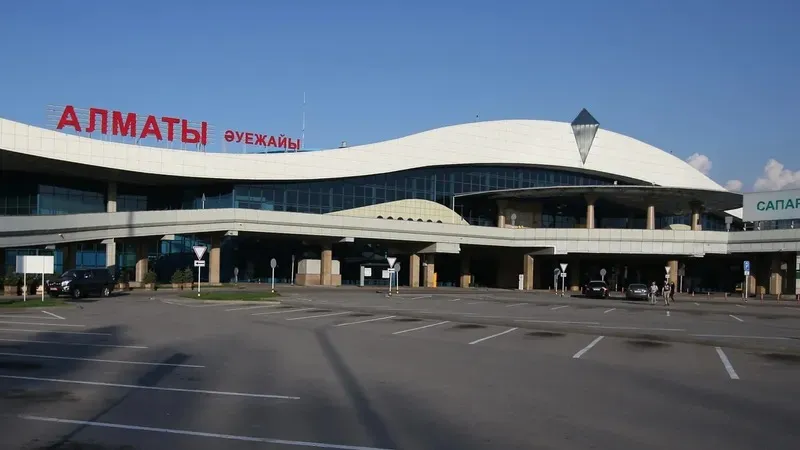 Перерезал себе горло: в аэропорту Алматы вновь предотвратили трагедию