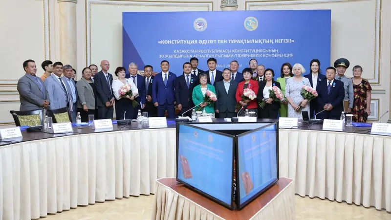 К 30-летию Конституции группа алматинцев награждена от имени президента