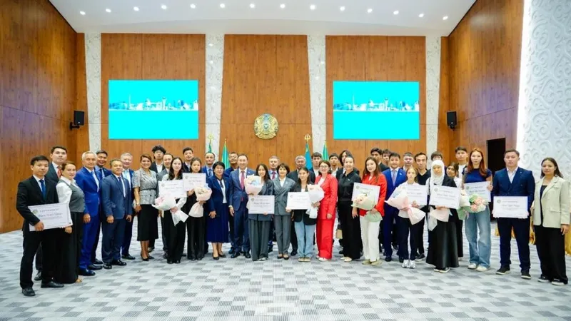 Депутаты столичного маслихата вручили образовательные гранты молодежи Астаны