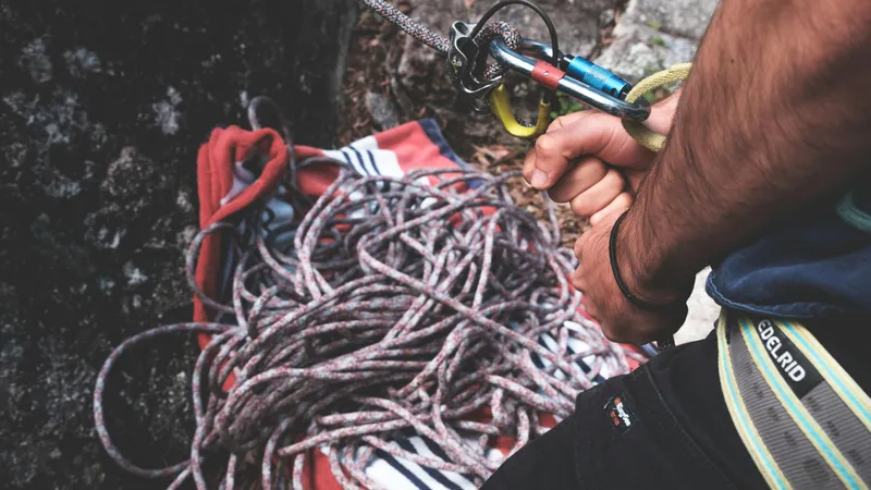 В кромешной тьме по скалам: экстремальную спасательную операцию провели в горах Алматы