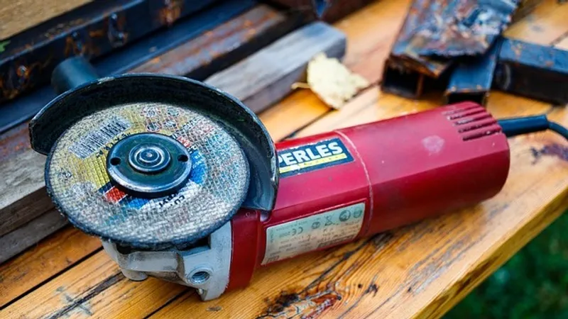 Учитель физкультуры сам делал ремонт в спортзале школы и серьезно пострадал