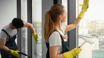мытье окон, фото - Новости Zakon.kz от 30.08.2025 12:19