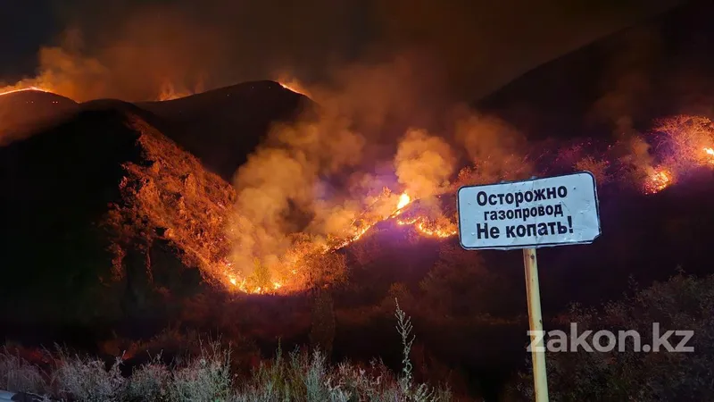 Огонь распространяется в горах Алматинской области