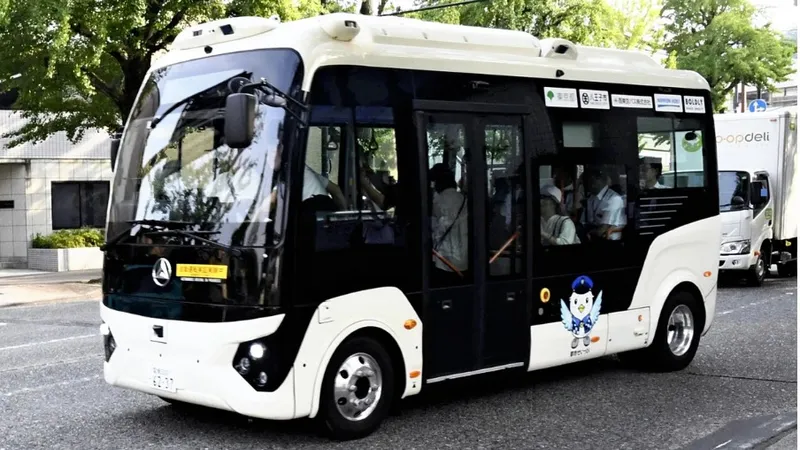 Беспилотный автобус с 10 пассажирами врезался в дерево в Японии