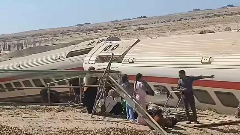 В Египте два человека погибли при сходе поезда с рельсов