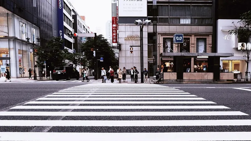 Есть погибшие: во Франции автомобиль въехал в толпу людей